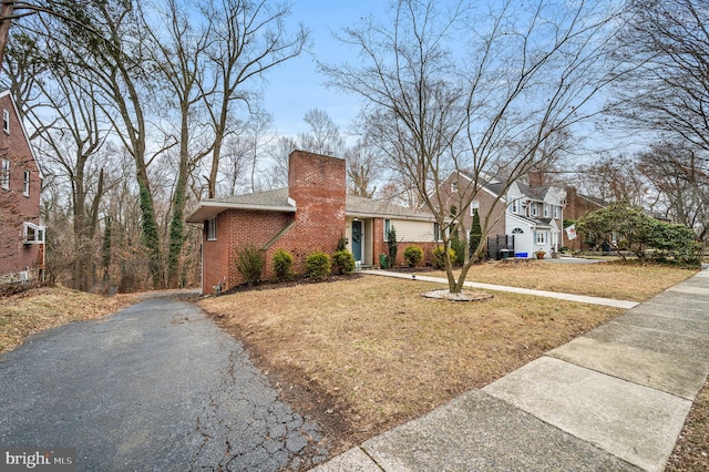 view of front of house featuring a front yard