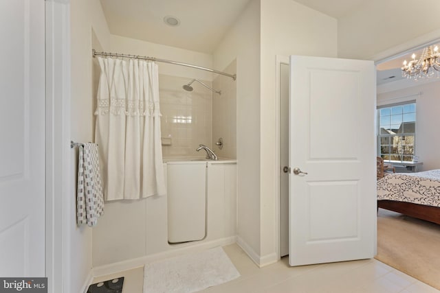 ensuite bathroom with a chandelier, connected bathroom, and a shower with curtain