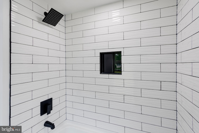 bathroom featuring tiled shower / bath combo