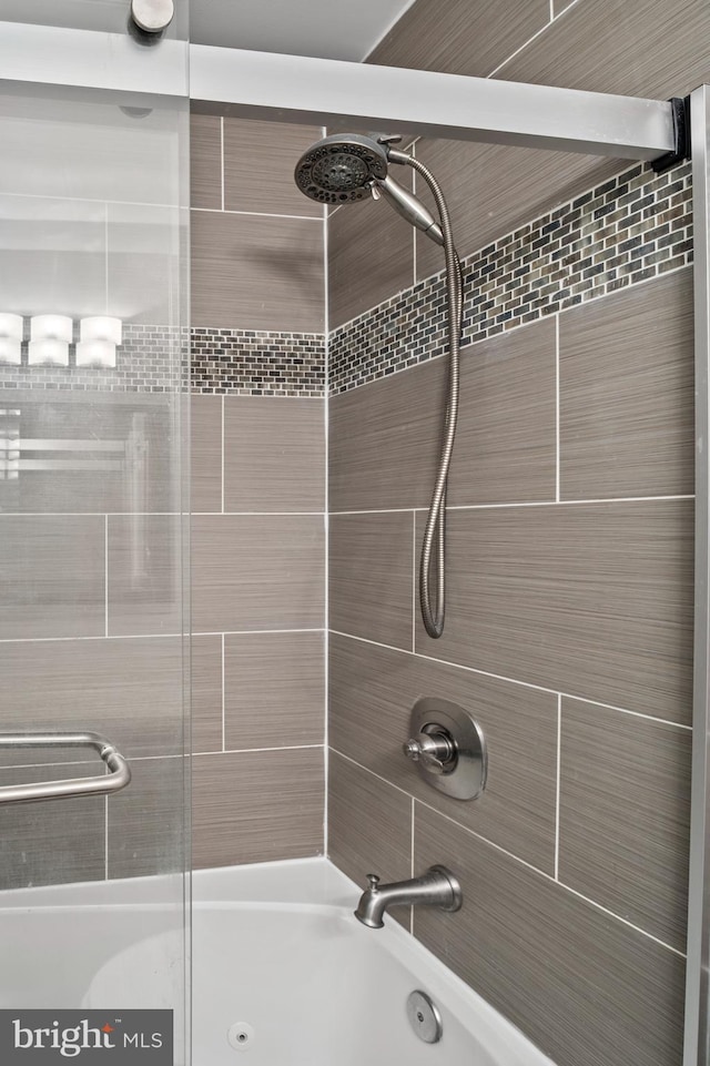 bathroom with tiled shower / bath combo