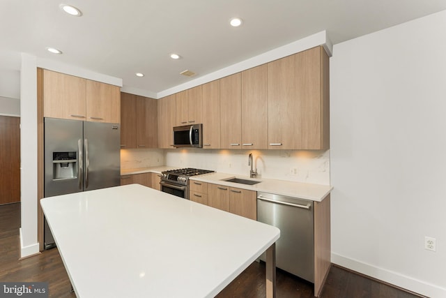 kitchen featuring stainless steel appliances, a center island, sink, and decorative backsplash