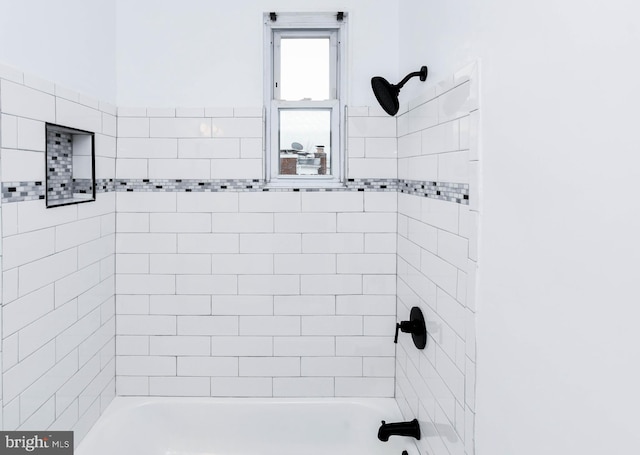 bathroom featuring tiled shower / bath