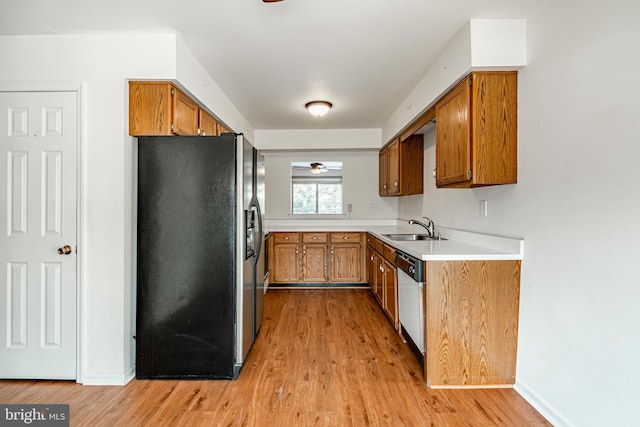 kitchen with sink, light hardwood / wood-style flooring, stainless steel appliances, and ceiling fan