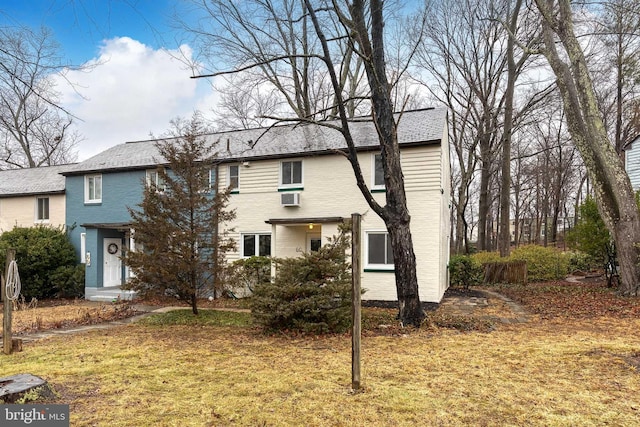 view of front of property with a front yard