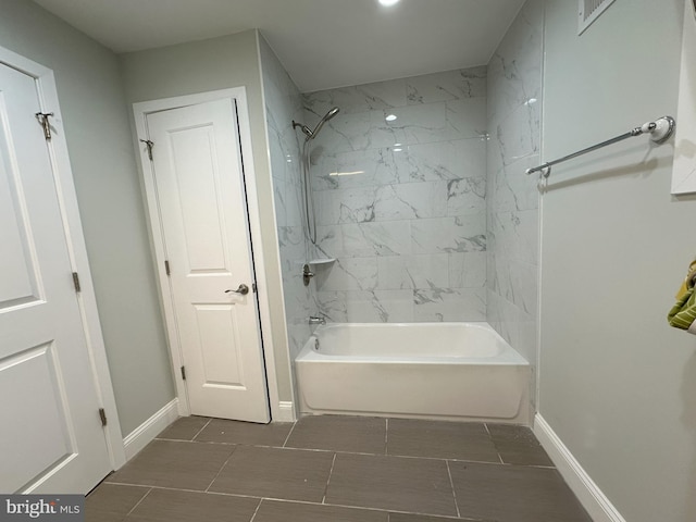 bathroom featuring tiled shower / bath combo