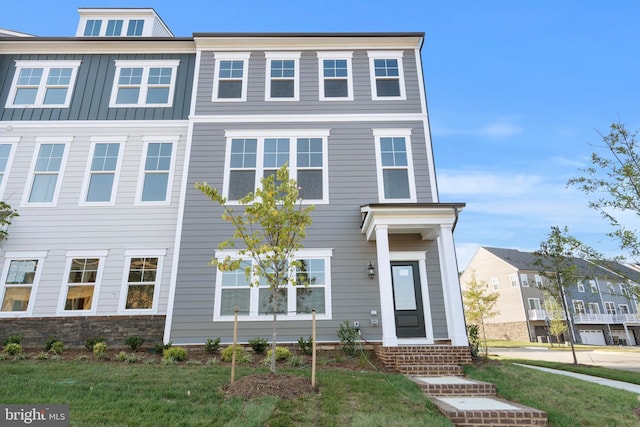 view of front of home featuring a front yard