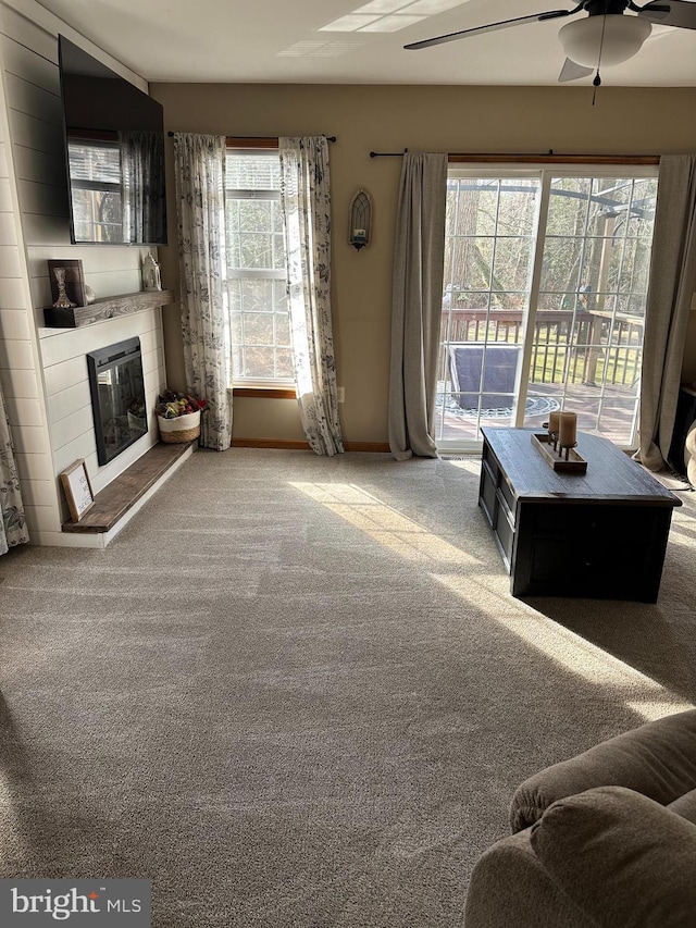 carpeted living room featuring ceiling fan