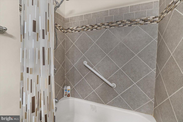 bathroom featuring shower / tub combo