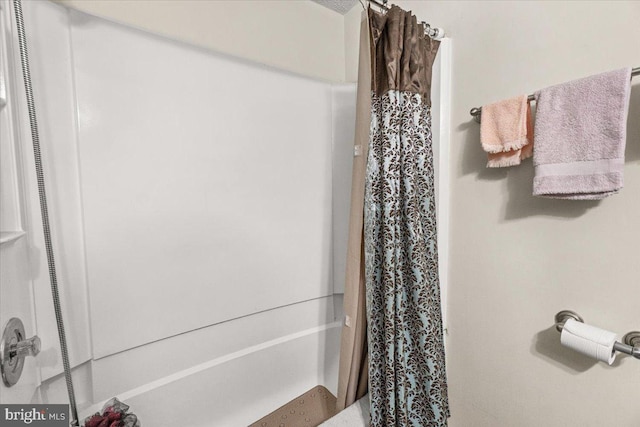 bathroom featuring shower / bath combo with shower curtain