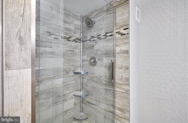 room details featuring a tile shower