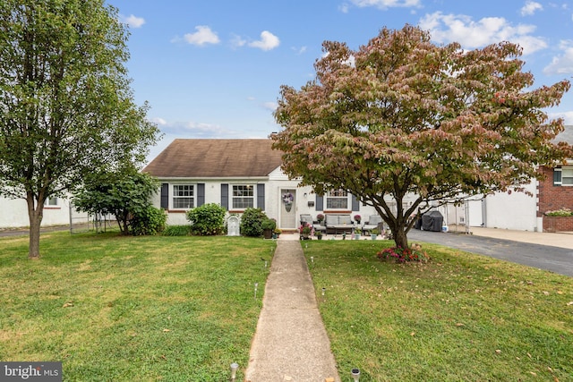 view of front of property featuring a front yard