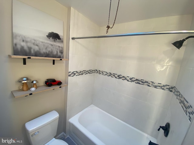 bathroom with tiled shower / bath and toilet