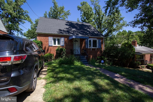 bungalow featuring a front yard