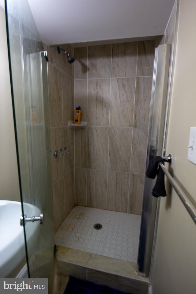 bathroom featuring a tile shower