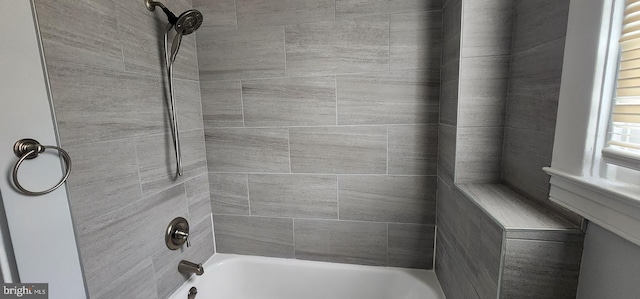 bathroom featuring tiled shower / bath combo