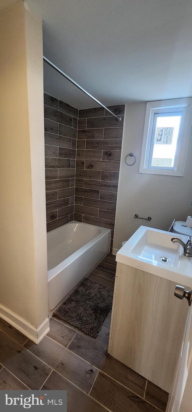 bathroom featuring sink and tiled shower / bath