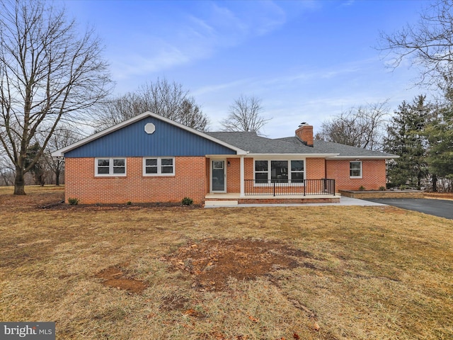 single story home featuring a front lawn