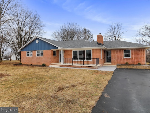 single story home with a front yard