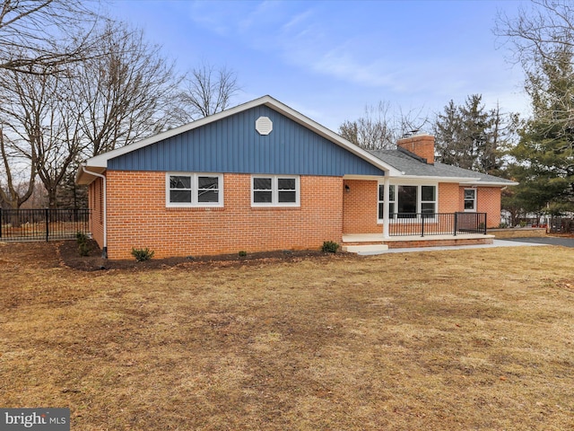 single story home with a front yard