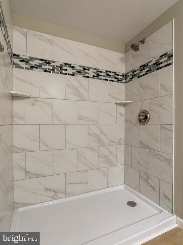 bathroom featuring a tile shower