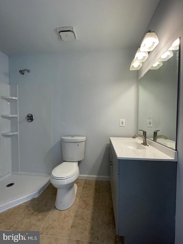 full bathroom featuring toilet, a shower, vanity, and baseboards