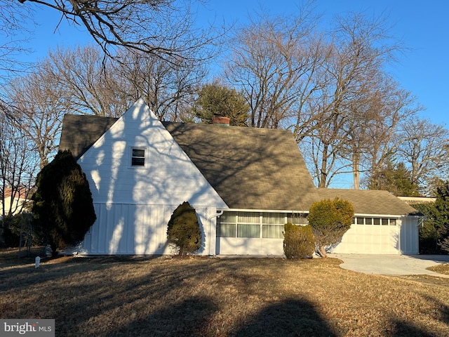 view of front of house featuring a garage and a front yard