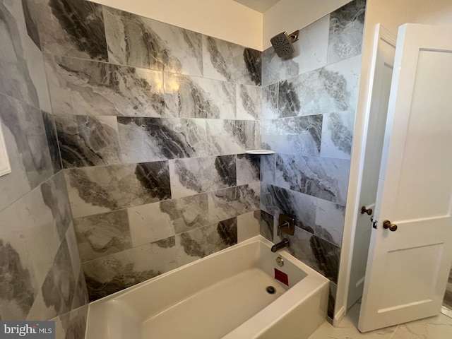 bathroom with tiled shower / bath combo