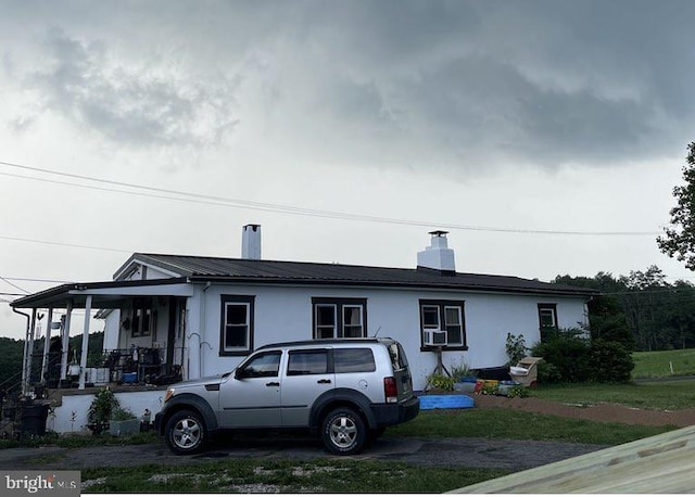 ranch-style house with covered porch