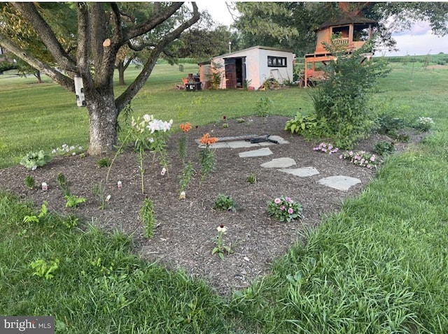 view of yard featuring an outdoor structure