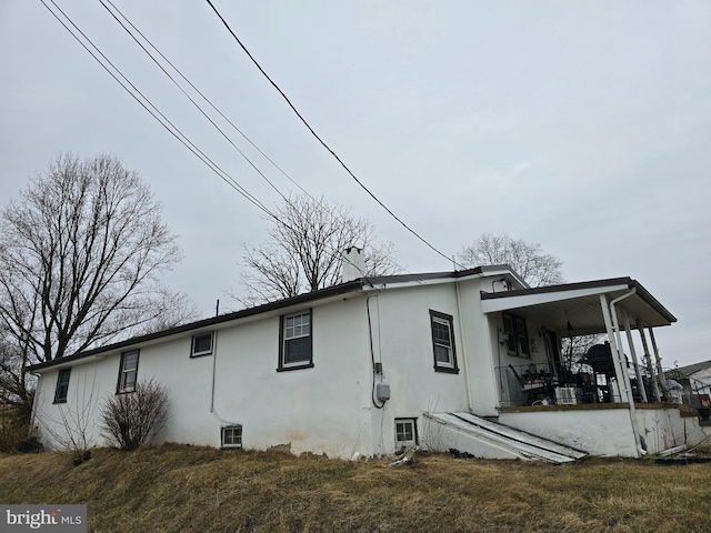 back of house featuring a lawn