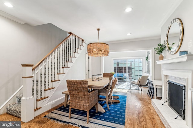 dining room featuring a notable chandelier, crown molding, and light hardwood / wood-style floors