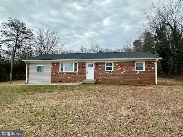 single story home with a front lawn