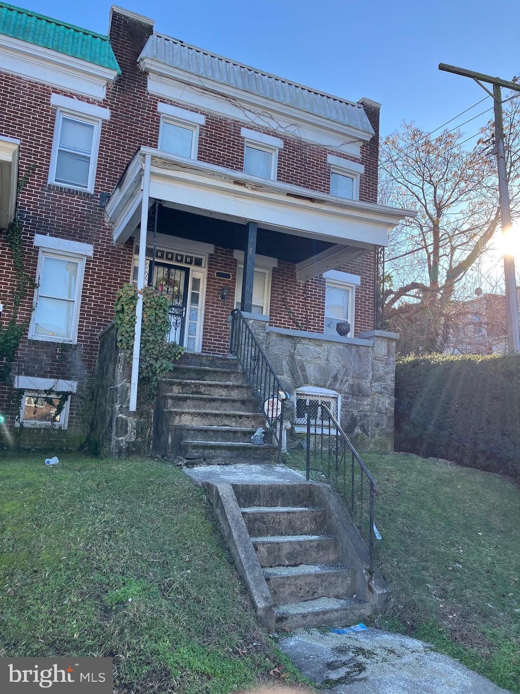 view of front of home featuring a front yard and covered porch