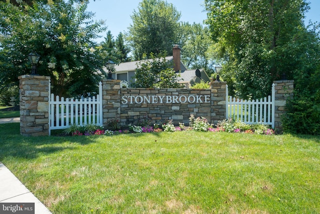 community / neighborhood sign featuring a yard