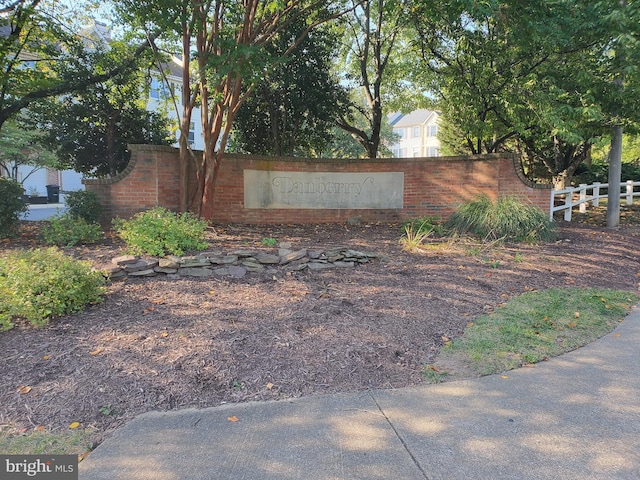 view of community / neighborhood sign