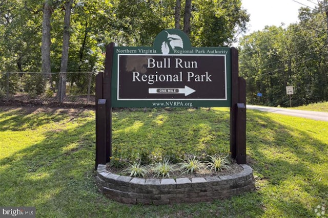 community sign with a lawn