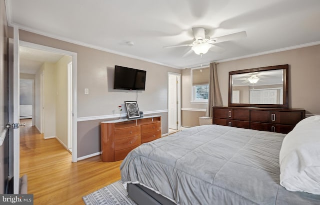 bedroom featuring crown molding, light hardwood / wood-style floors, and ceiling fan