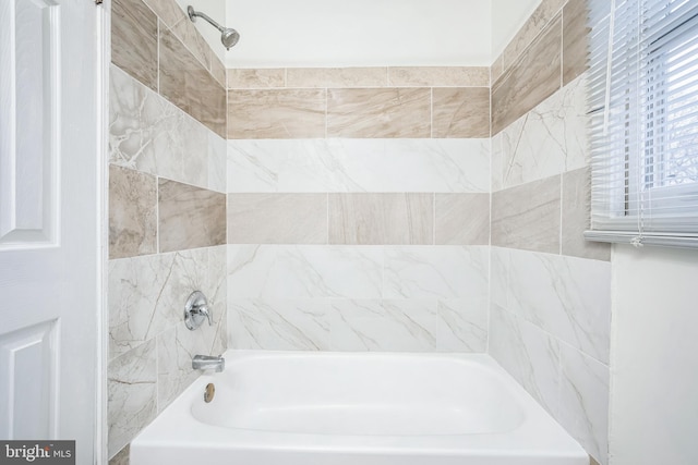 bathroom featuring tiled shower / bath combo