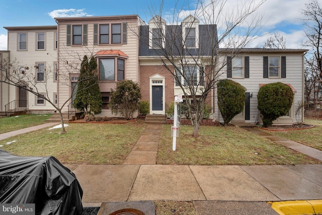 townhome / multi-family property featuring a front yard