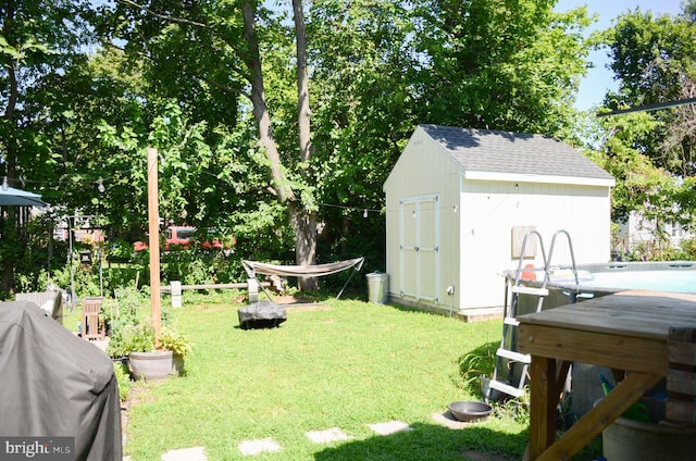 view of yard featuring a storage shed