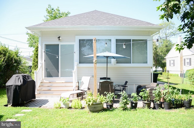 back of house featuring a lawn