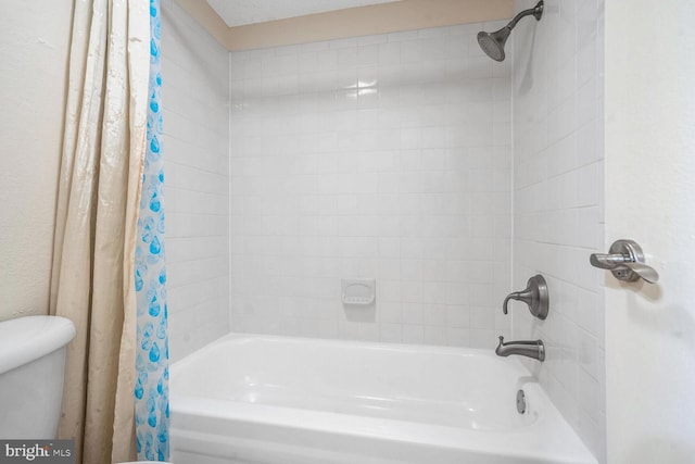 bathroom featuring shower / tub combo with curtain and toilet