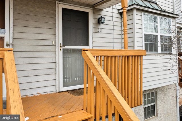 entrance to property featuring a wooden deck