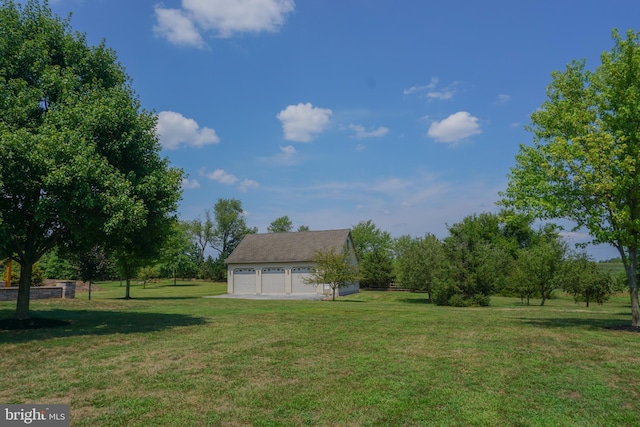 view of yard with a garage and an outdoor structure