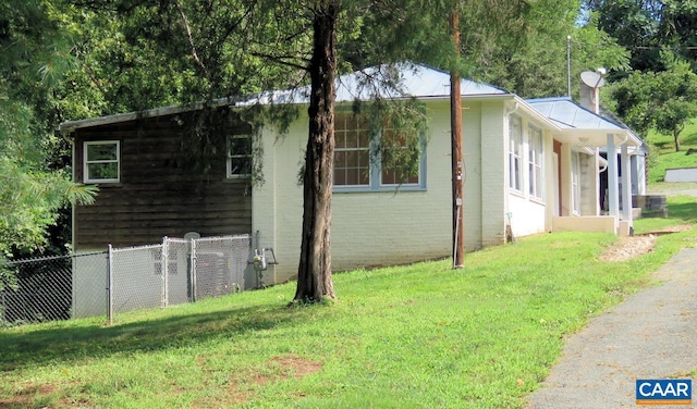 view of side of property featuring a lawn