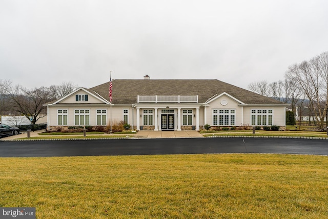 view of front facade featuring a front yard