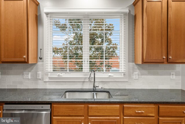 kitchen featuring tasteful backsplash, sink, plenty of natural light, and dishwasher