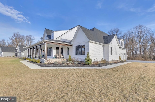 view of front of property featuring a front yard and a porch