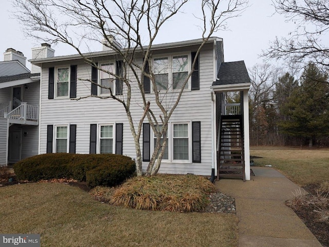 view of front facade with a front yard