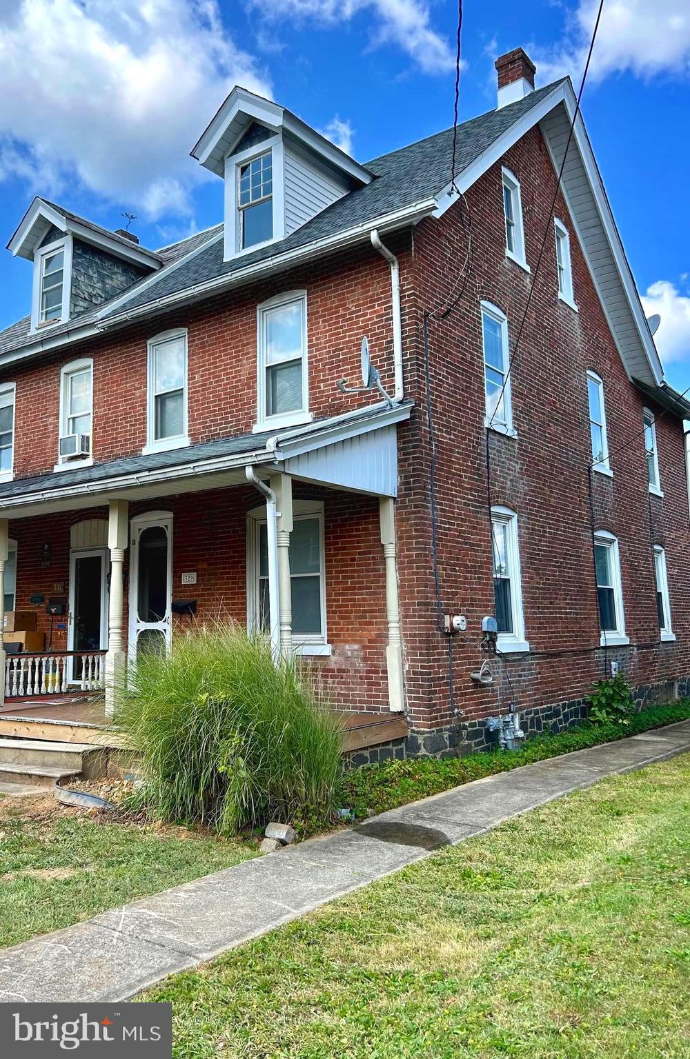 townhome / multi-family property featuring cooling unit